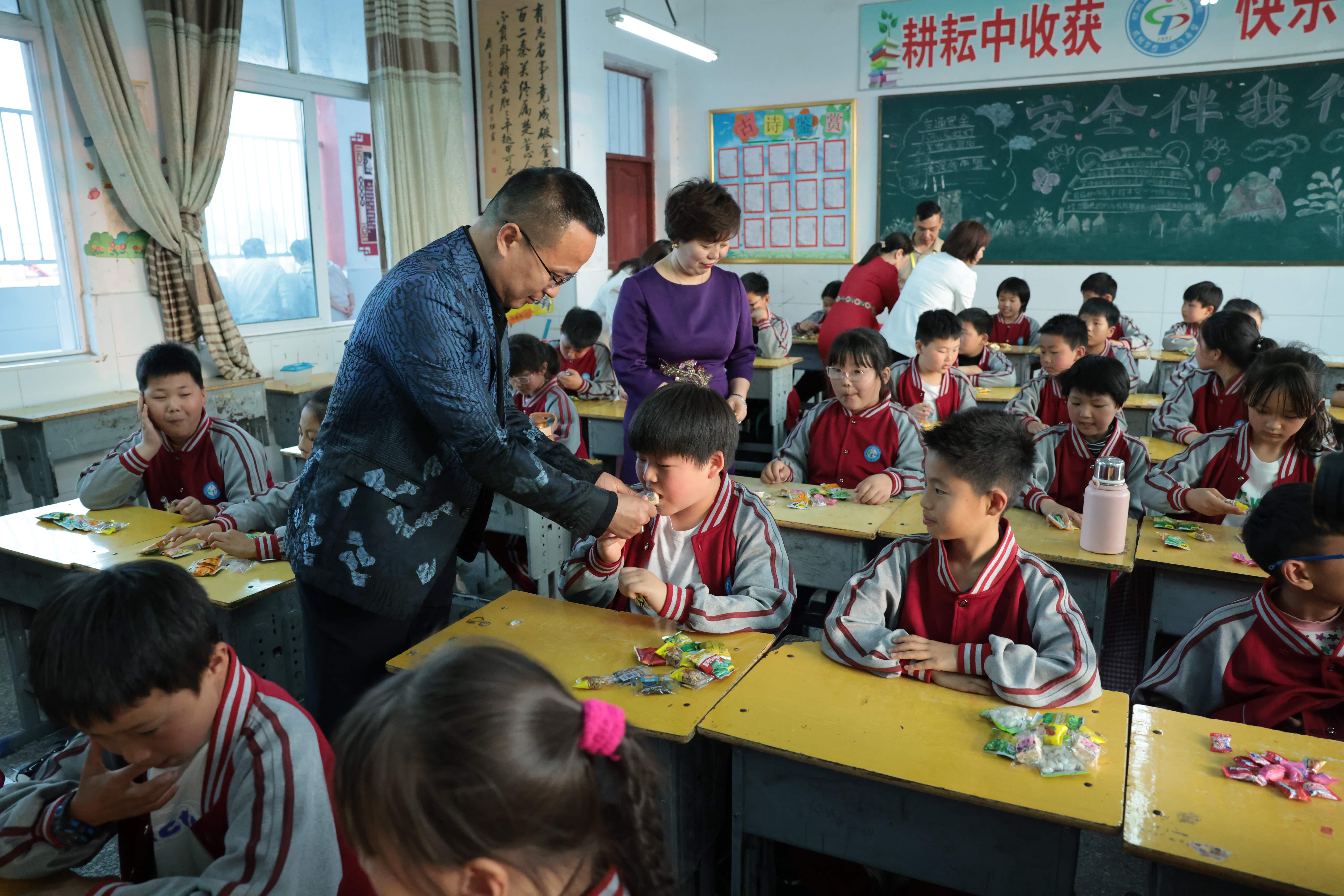 在爱意的“双向奔赴”中丨第249所乐动网公益学校揭牌