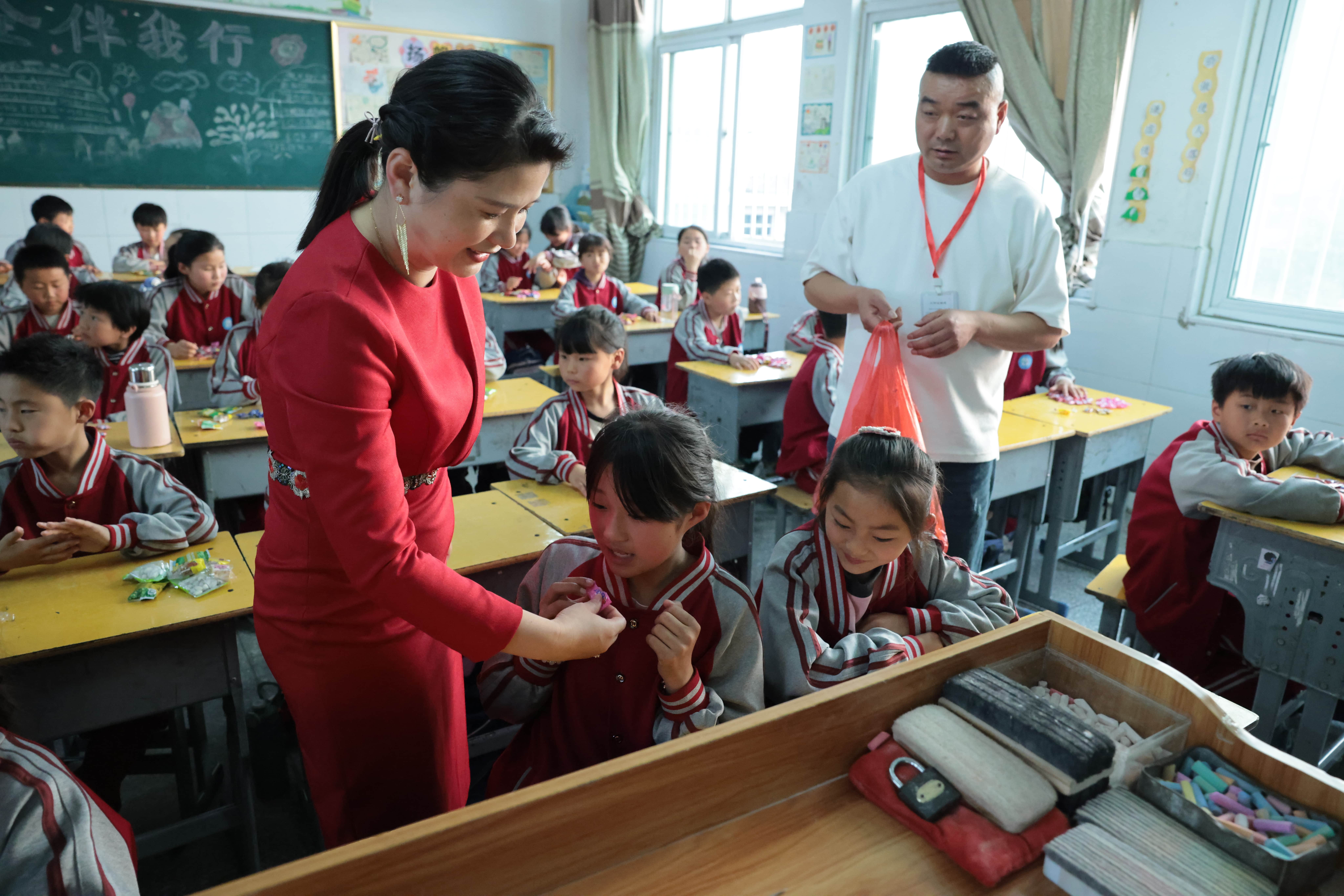 在爱意的“双向奔赴”中丨第249所乐动网公益学校揭牌